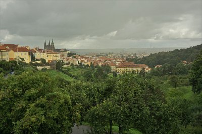 Praha v závoji deště
