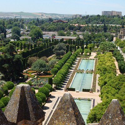 Pohled na zahrady z věže pevnosti Alcázar