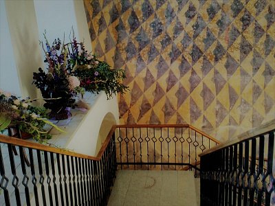 Drahocenná freska u pěkného schodiště.