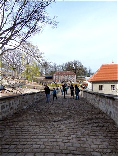 20. Broumov 2015, přístup do klášterních  zahrad  po mostě přes bývalý hradní příkop, vpravo bývalý domek kuchaře