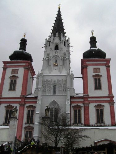 Tři věže zdobí západní průčelí Baziliky.jpg