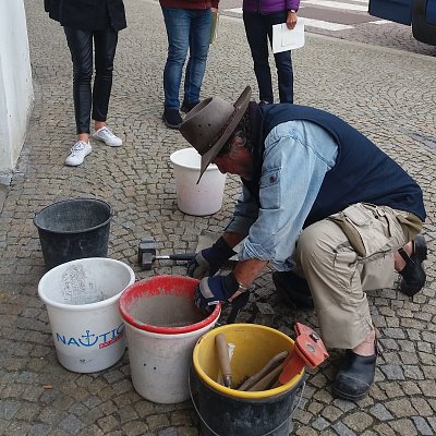 Günter Demnig při práci