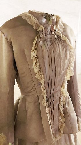 svatební šaty z hedvábného rypsu, 80. léta 19. století