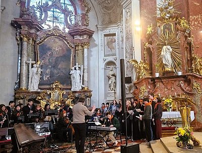 Sbor Arcibiskupského gymnázia na ekumenické bohoslužbě MT