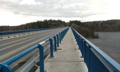 Tento most je bezejmenný a spojuje obce, které leží na opačném břehu přehrady.