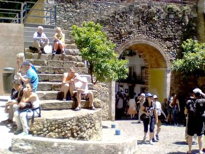 Nádvoří u vstupu do hradu sv. Jiří. Původně zde byl maurský hrad z 9.stol.