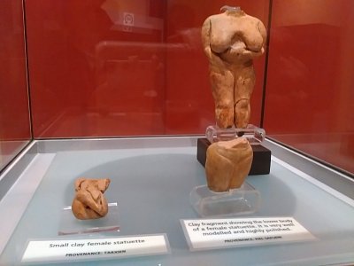 Vzácné sošky, nalezené při archeologickém výzkumu prehistorických chrámů.