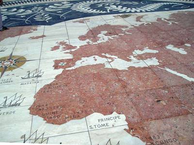 Na dlažbě před Památníkem je vyznačena mapa námořních objevů.
