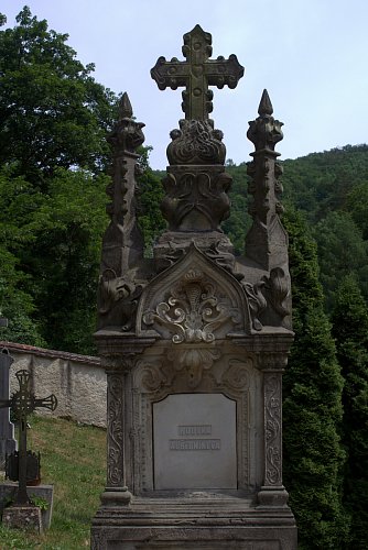 Náhrobek na  hřbitově ve Svatém Janu pod skalou