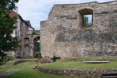 3 - v popředí zídka vyznačující základy bergfritu