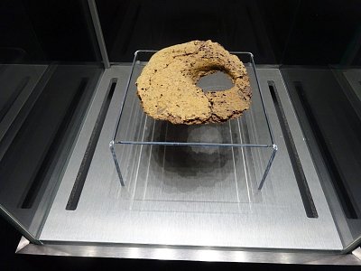 3 Chlebová placka. 15. století př. Kr., Egypt.