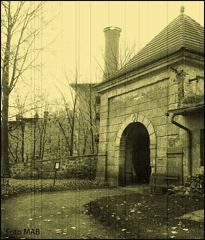 3.broumovsky-klaster-vchod-do-zahrad.-v-pozadi-komin-stareho-pivovaru-cb.jpg