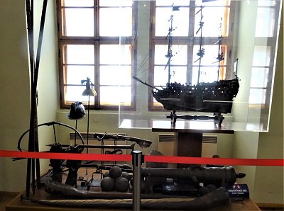 31-Model válečné lodi z přelomu 17. a 18. stol. a vojenské exponáty