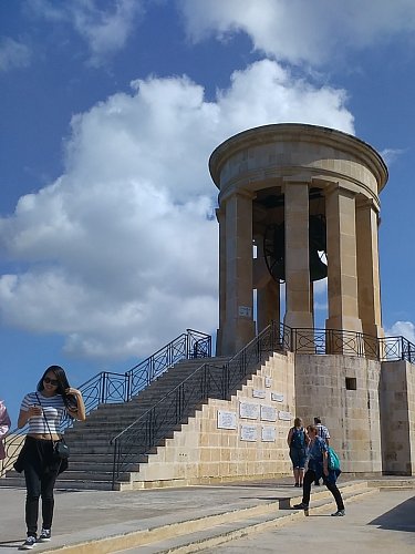 Památník Siege Bell Memorial má v neoklasicistní zvonici největší maltský zvon.