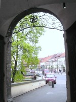 Pohled z brány do náměstí