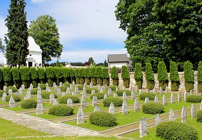 Hřbitov ve Volarech, na kterém leží umučené židovské ženy z pochodu smrti