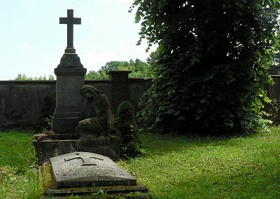 Na hřbitově v Kuksu