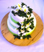 Tradiční svatební květina kala na dortu