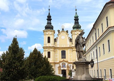 Kostel a socha sv. Jana Nepomuckého