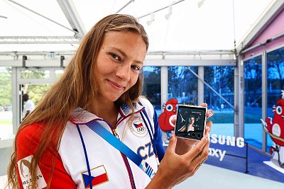 Paříž 2024: Medailisté se poprvé v historii dělí o své vítězné úsměvy s fanoušky v rámci tzv. Victory Selfie, pořízené pomocí Galaxy Z Flip6 Olympic Edition 