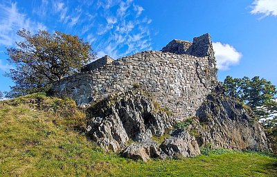 Zřícenina hradu Blansko v Českém středohoří