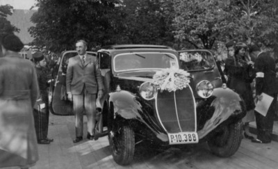 Bugatti 46, Poděbrady roku 1937 – u automobilu Oldřich Uhlík.jpg