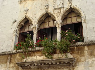 Trojité sdružené okno v nádherné benátské gotice, Poreč, Istrie
