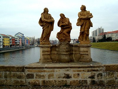 Historický Kamenný most přes řeku Otavu. Vlevo Portyč. *