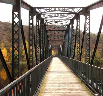 Ocelový most pro pěší přes Vltavu. *