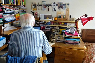 Starý muž a mourovatá kočička