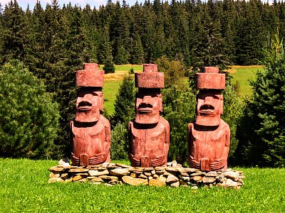 Sochy moai na Horské Kvildě