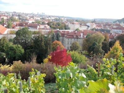 Podzim v Praze - pohled ze zahrady Jízdárny Pražského hradu