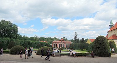 V zahradě Černínského paláce, vzadu Kaňkův pavilon