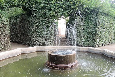 Jedna z fontán ve Valdštejnské zahradě