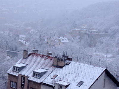 Pohled z okna - v Praze dnes sněží.