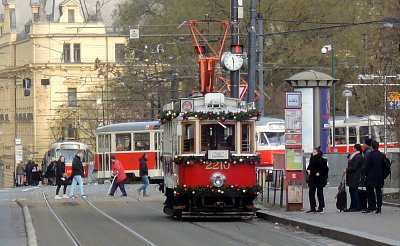 Nejstarší pražská tramvaj vánočně vyzdobená*