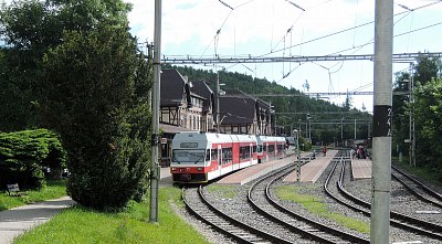 Vlak vyjíždí z nádraží ve Starém Smokovci směrem na Štrbské pleso