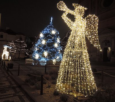 Vánoční strom před kostelem Sv. Václava poblíž Anděla na Smíchově*