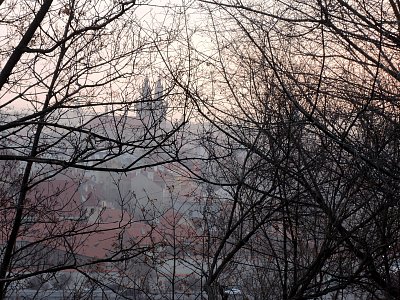 Týnský chrám - pohled při soumraku z Letné
