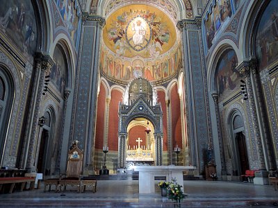 Vnitřek kostela Sv.Cyrila a Metoděje v Karlíně*