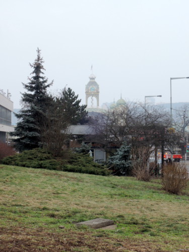 Pohled na Výstaviště v Praze od Veletržního paláce.Pořád je hodně smogu.