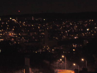 Pohled z okna na noční Prahu