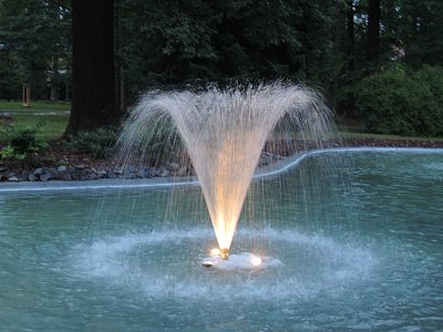 Večer u fontány v parku ve Františkových Lázních