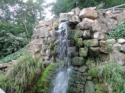 Vodopád do jezírka v zahradě Kinských