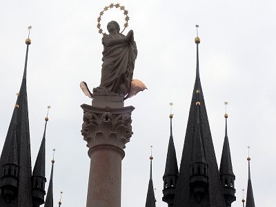 Panenka Marie na sloupu na Starom. nám. mezi věžemi Týnského chrámu