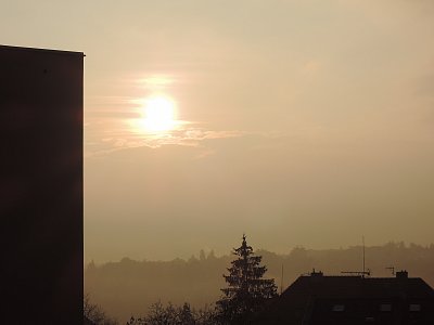 Takto dnes ráno vykukovalo sluníčko z mlhy nad Barrandovem