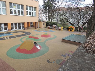 Hřiště u mateřské  školky na kraji parku Klamovka.