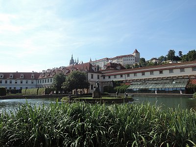 Ve Valdštejnské zahradě, v pozadí Pražský hrad