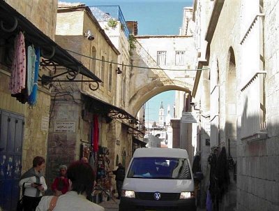 I takto vypadá jeruzalémská Via Dolorosa v obležení arabských trhovců