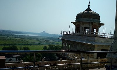 Vězení Sáhdžahána a v dáli Tádž Mahal